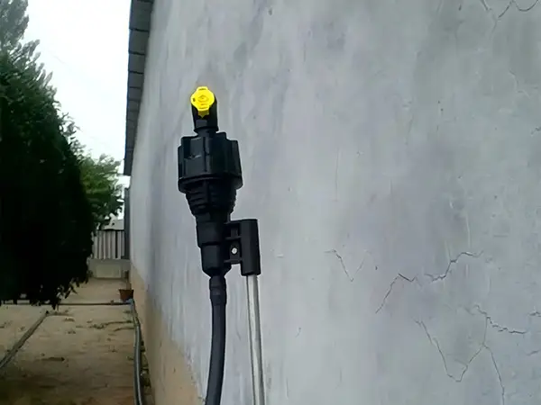A 360-degree Super 10 rotary sprinkler is installed.