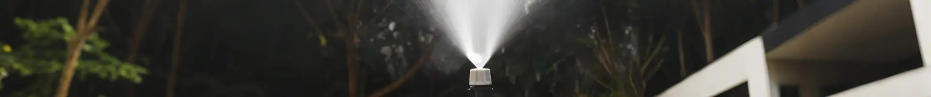 Isang atomizing sprinkler ay spraying tubig.