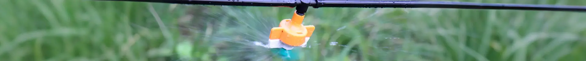 Um micro aspersor rotativo sem moldura está pulverizando água.