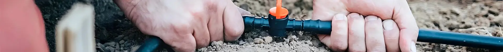 Une personne est l'installation de tuyaux d'irrigation