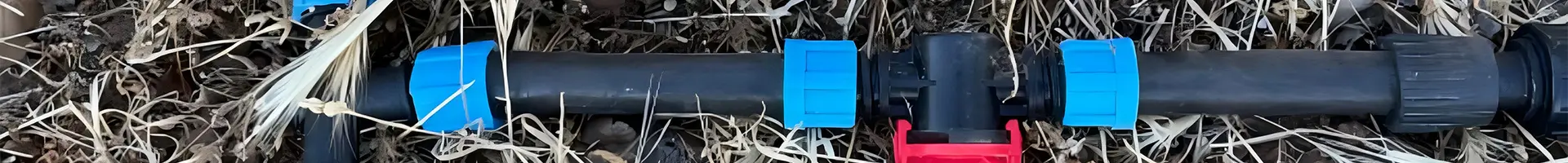 Tubos de irrigação são colocados no chão.