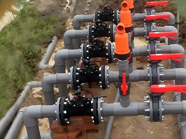 Nhiều van điện từ và van giảm áp chân không được lắp đặt trên đường ống.