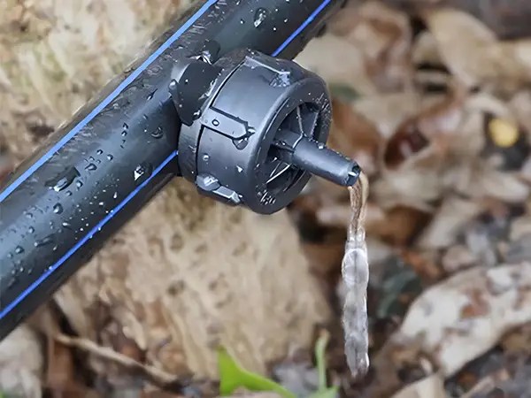 Pressure compensating dripper directly installed on the pipeline