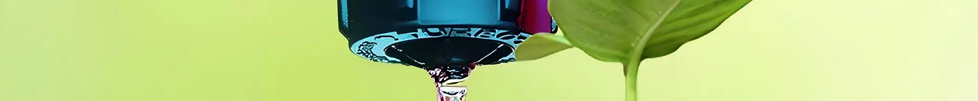 Un gocciolatore installato su un tubo che gocciola acqua a un impianto