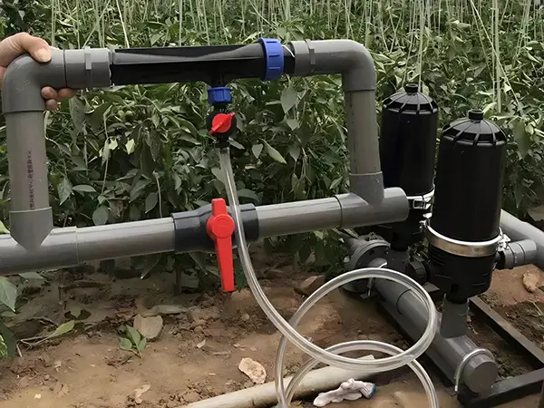 Một vòi phun phân bón Venturi và một bộ lọc được lắp đặt trên đường ống.